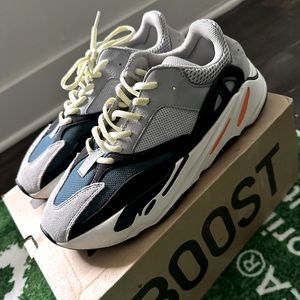 Yeezy 700 Wave Runner size 10